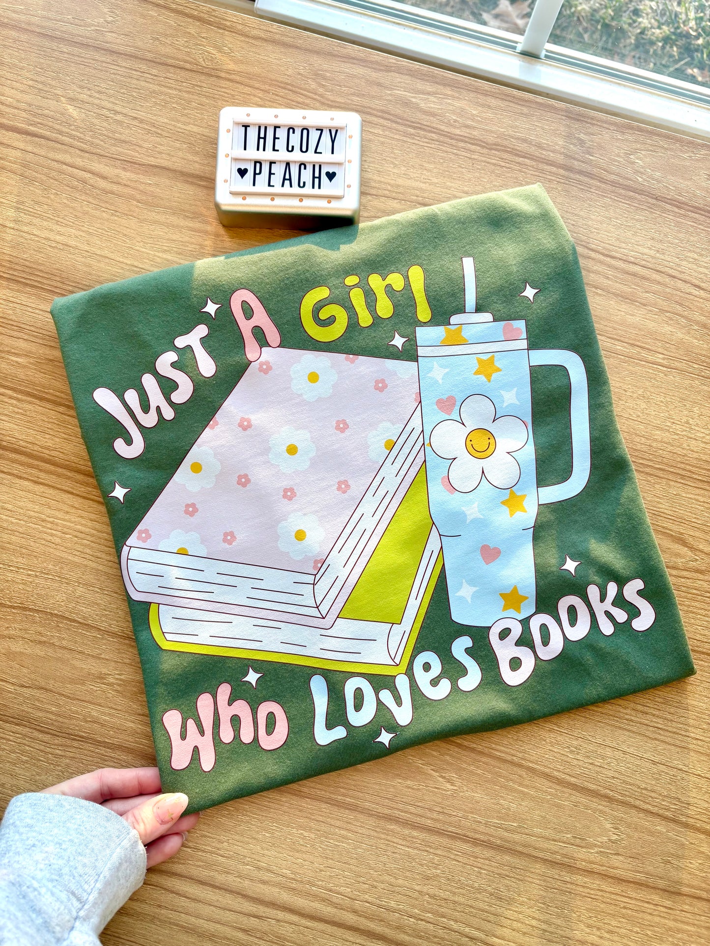 A Girl Who Loves Books & Her Tumbler - Shirt/Crewneck
